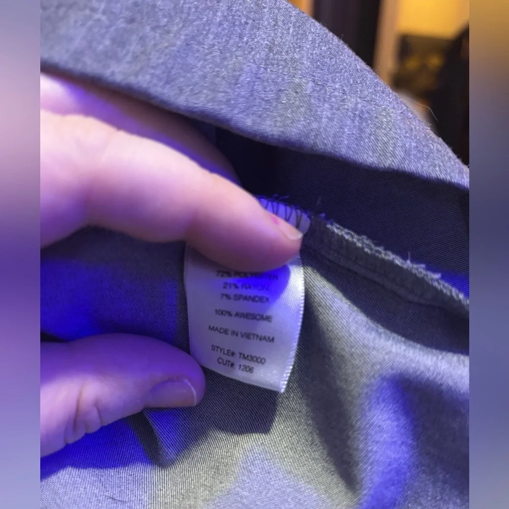 FIGS Chisec Three-Pocket MEN Scrub Top in Graphite size Small V-neck - Picture 7 of 7